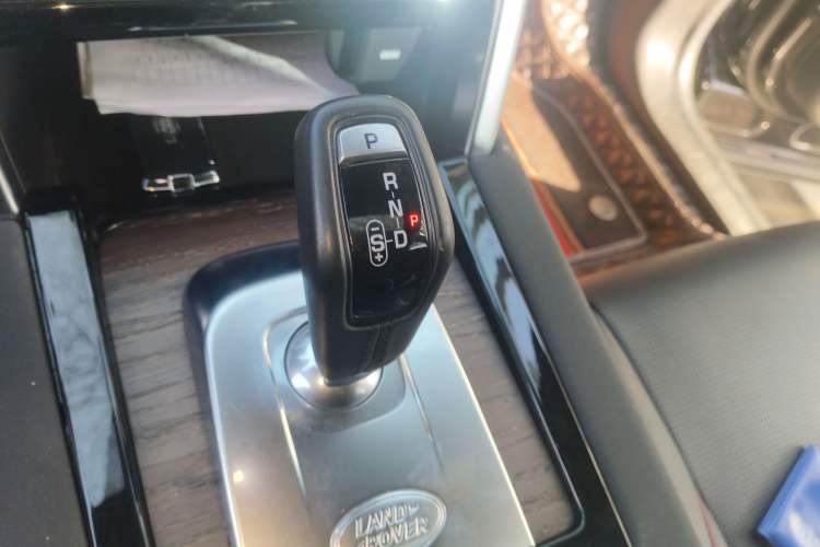 Used Land Rover Discovery Sport 2021 249 PS R-Dynamic SE Performance Tech Edition 7 Seats Gear Lever