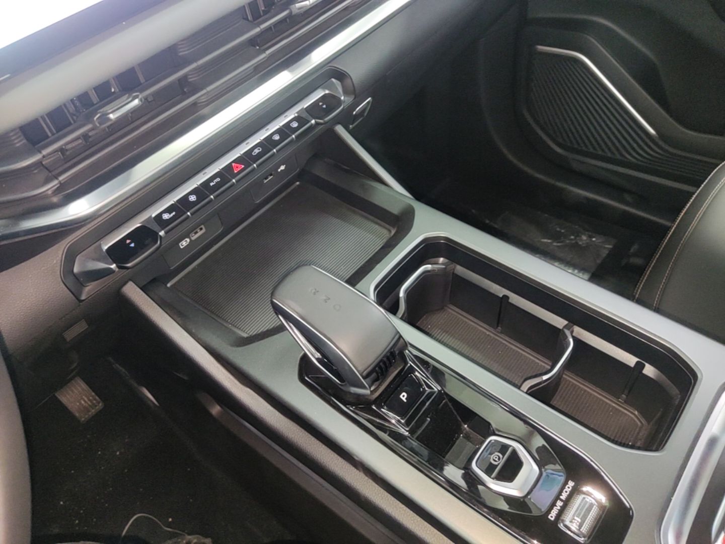 Geely Auto Haoyue L 2024 2.0T DCT Luxury Version — снимка 16