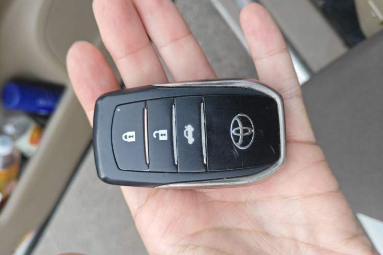 Used Toyota Highlander 2011 2.7L Two-Wheel Drive 5-Seater Sport Edition Vehicle Key