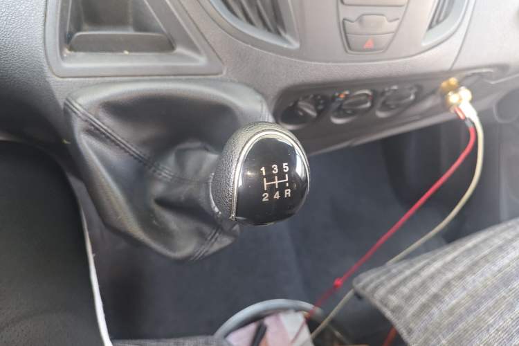 Used Ford Transit 2020 2.0T Diesel Multi-Function Commercial Vehicle Mid-Chassis Low-Roof Design with Dual Rear Doors Meeting China VI Emission Standards
