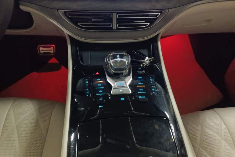 Used Denza D9 2025 DM-i Intelligent Drive 1020 Four-Wheel Drive Prestige Model