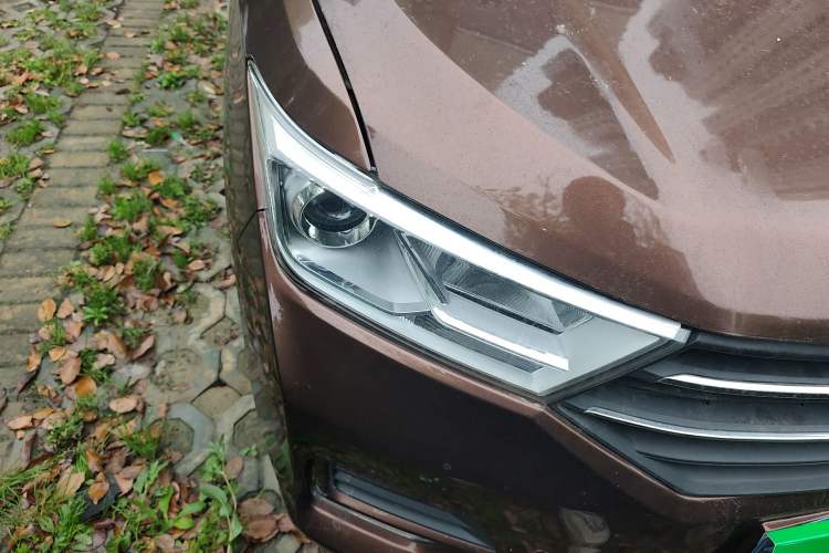 Used Wuling Hongguang 2021 1.5L S Standard Version LAR Right Front Headlight