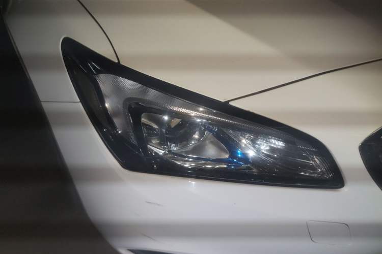 Used Buick Verano 2017 Sedan 20T Dual-Clutch Leading Model Right Front Headlight