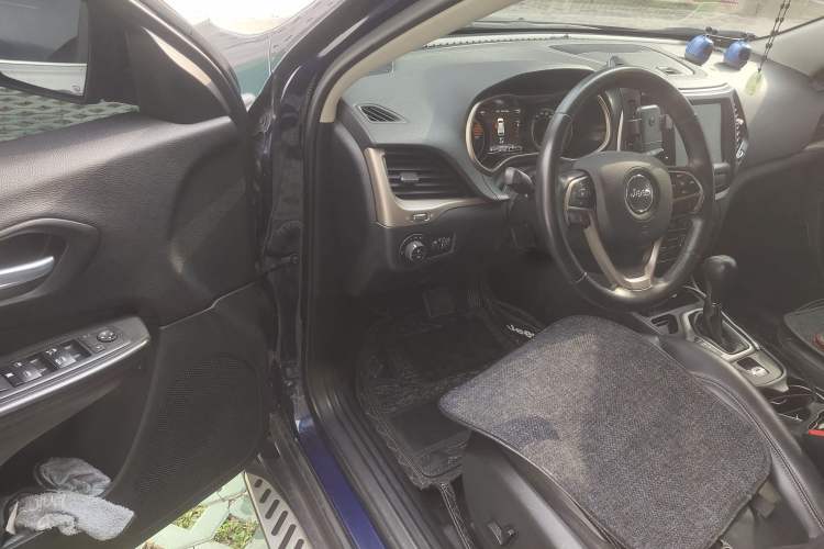 Used Jeep Cherokee 2016 2.0L Superior Edition
