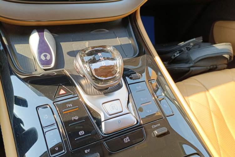 Used Denza D9 2025 DM-i Intelligent Drive 1020 Four-Wheel Drive Flagship Model