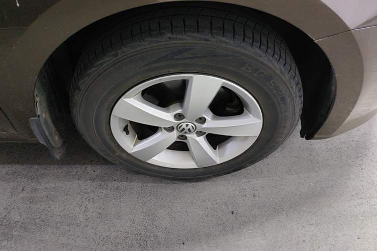 Used Volkswagen Gran Lavida 2013 1.6L Manual Fashion Model

