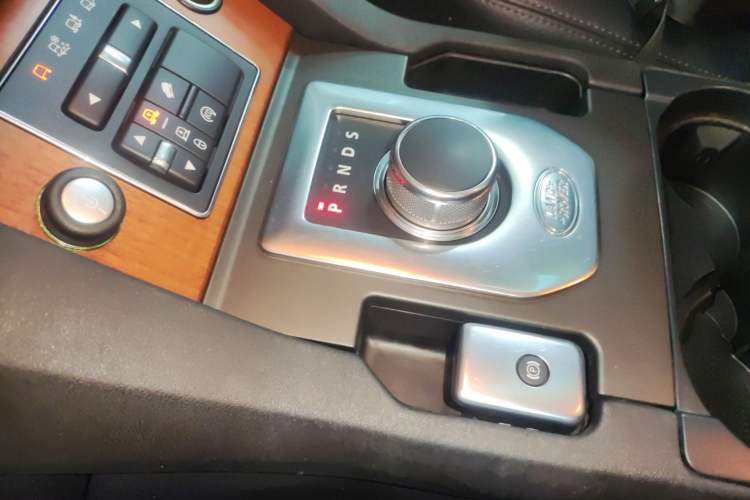 Used Land Rover Discovery 2016 3.0 SC Obsidian Black Heritage Edition SE Gear Lever