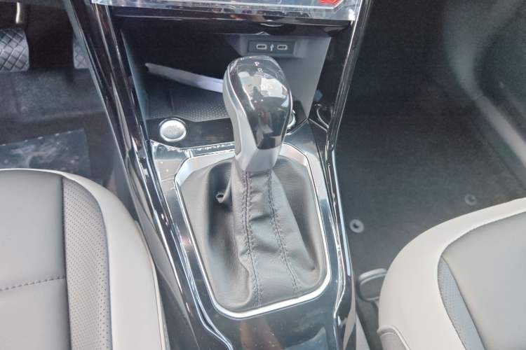 Used Volkswagen T-ROC 2025 Facelifted 300TSI DSG Two-Wheel-Drive Starlight Edition