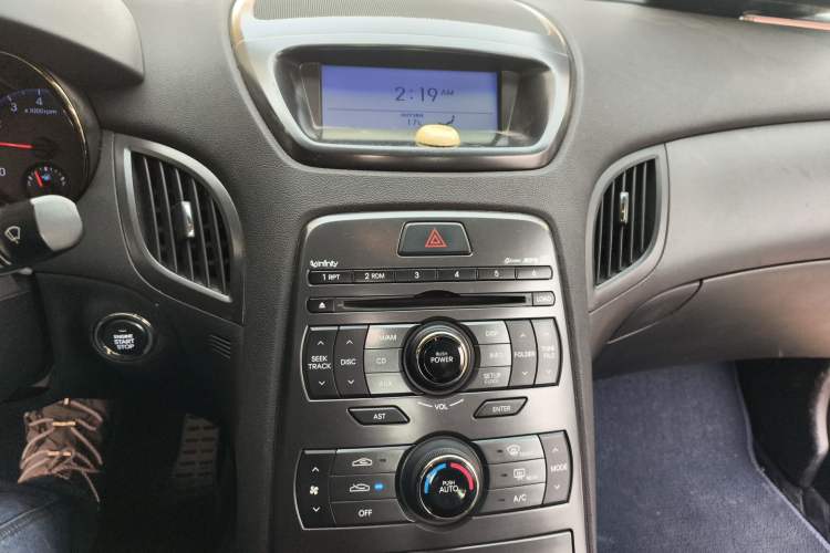 Used Hyundai Genesis Coupe 2009 2.0T Automatic Deluxe Edition Audio And AC Panel
