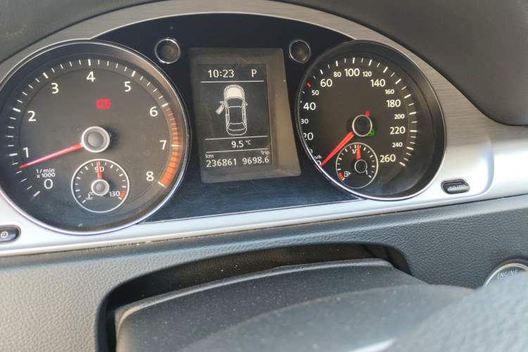 Used Volkswagen Magotan 2015 1.8TSI Advanced Model Odometer Close Up