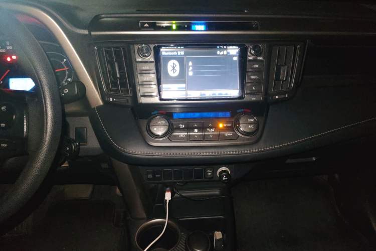 Used Toyota RAV4 2015 2.0L CVT Two-Wheel Drive Fashion Edition