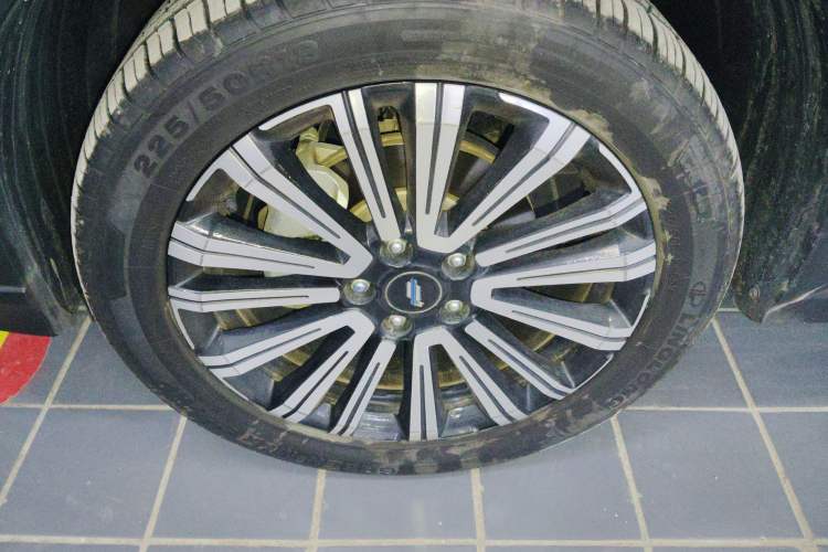 Used CHANGAN OSHAN X5 2021 1.5T DCT Prestige Edition Left Front Wheel Hub