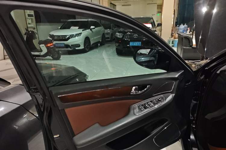 Used Hongqi H7 2015 2.0T Technology Model