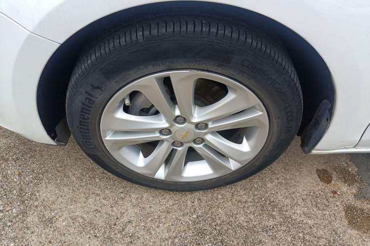 Used Chevrolet Cruze 2015 1.5L Automatic Luxury Edition Left Front Wheel Hub