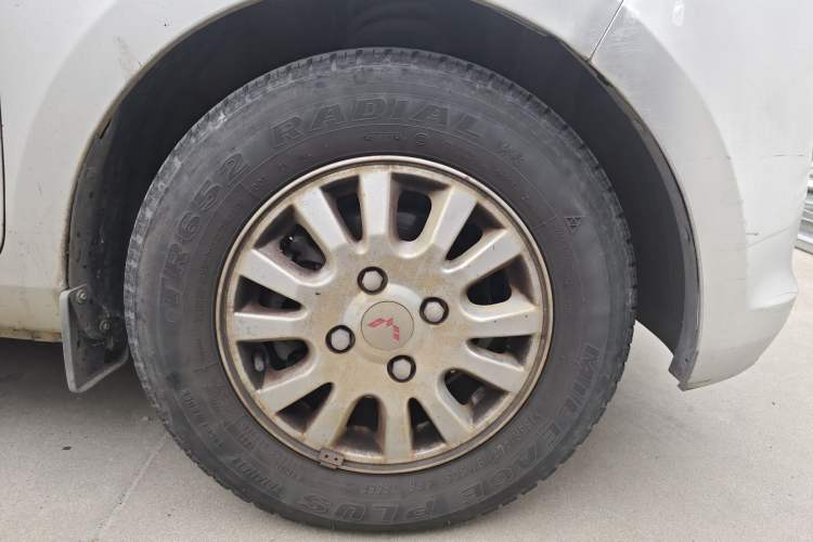 Used Wuling Rongguang V 2016 1.5L Standard Version Right Front Wheel Hub