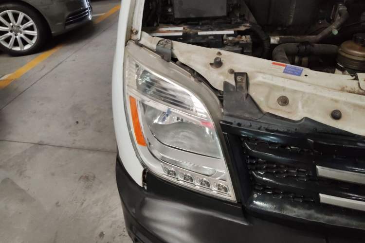 Used SAIC MAXUS Xintu V80 2012 2.5T Mid-Roof Value-Added Logistics Version A Right Front Headlight