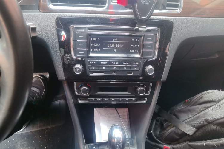 Used Volkswagen Santana 2015 1.6L Automatic Luxury Edition Audio And AC Panel