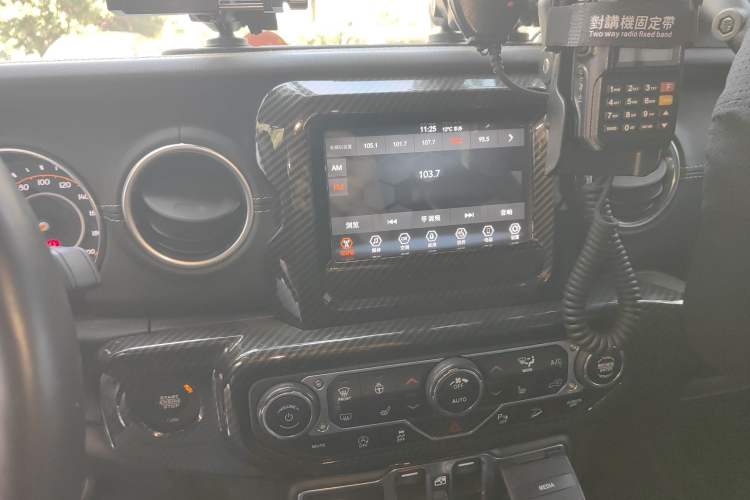 Used Jeep Wrangler 2019 2.0T Sahara Four-Door Version China VI Emission Standard Audio And AC Panel