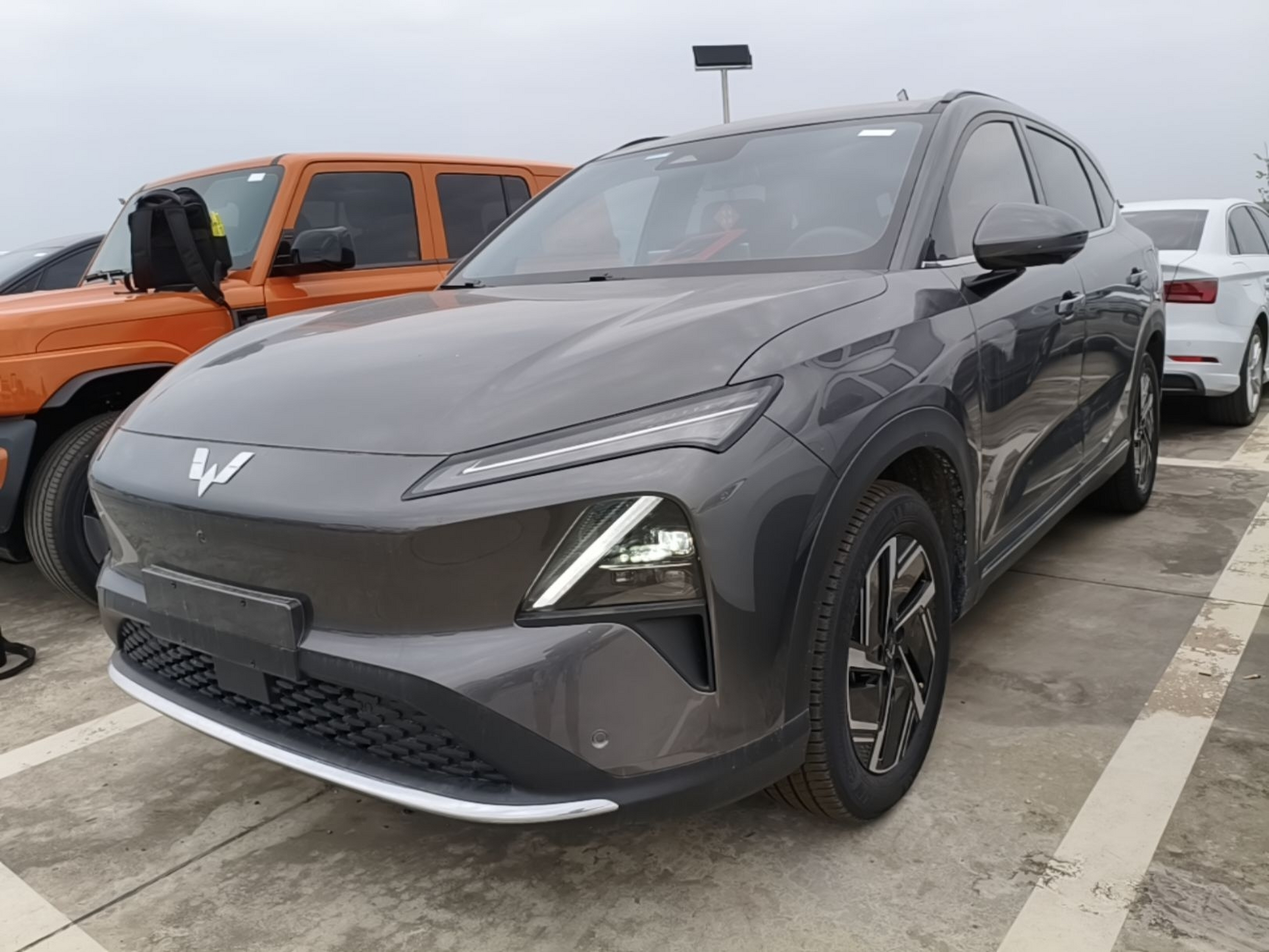 Под передней частью автомобиля