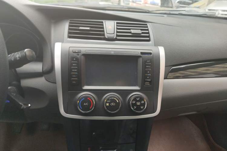 Used Zotye Z300 2014 1.5L Urban Edition Manual Luxury Model Audio And AC Panel