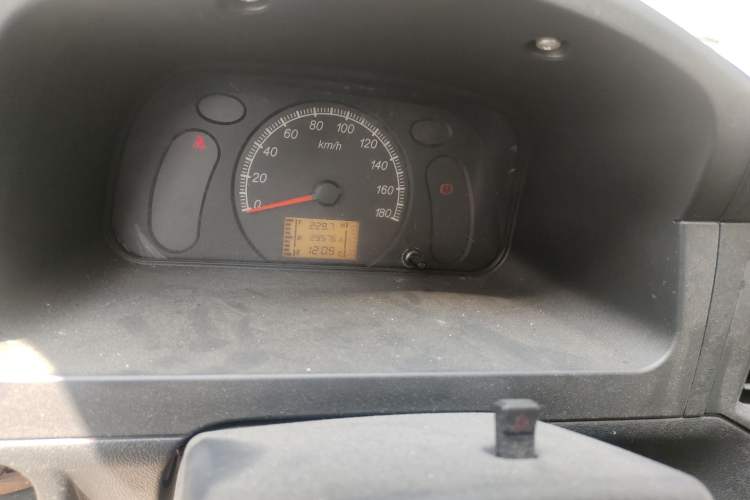 Used Wuling Zhiguang 2015 1.2L Practical LS-I Model Odometer Close Up