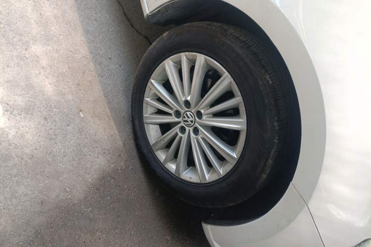 Used Volkswagen Gran Lavida 2013 1.4 TSI Automatic Comfort Model Right Front Wheel Hub