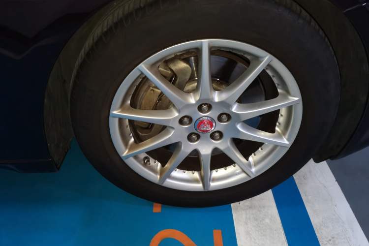 Used Jaguar XJ 2016 XJL 2.0T Two-Wheel-Drive Elegant Business Edition Right Front Wheel Hub