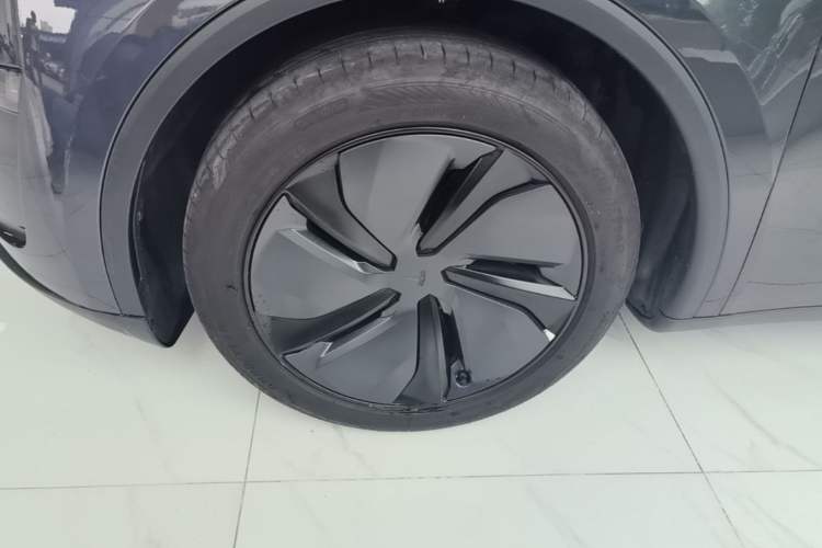 Used Tesla Model Y 2025 Rear-Wheel Drive First Edition Exterior 4