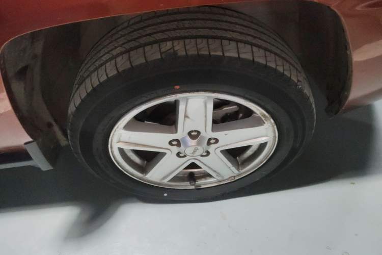 Used Jeep Compass 2007 2.4L four-wheel drive sport version Right Front Wheel Hub