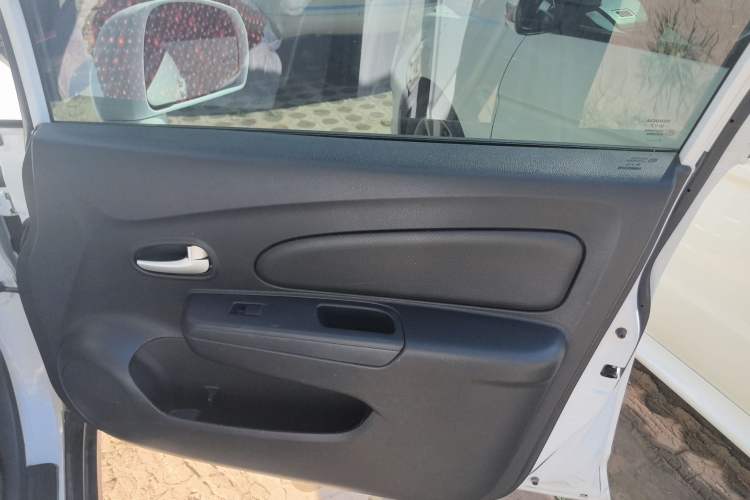 Used Venucia R50 2015 1.6L Manual Fashion Edition