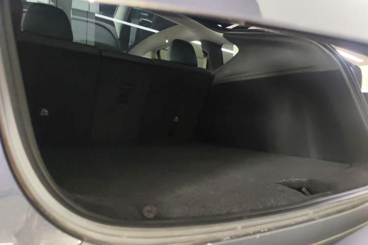 Used Tesla Model Y 2025 Rear-Wheel-Drive Version
