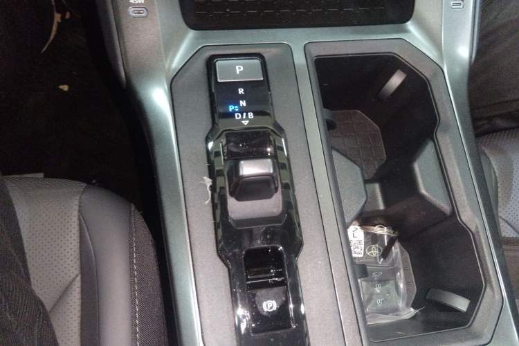 Used Toyota RAV4 2026 Model Dual-Engine 2.0L Two-Wheel Drive Luxury Edition