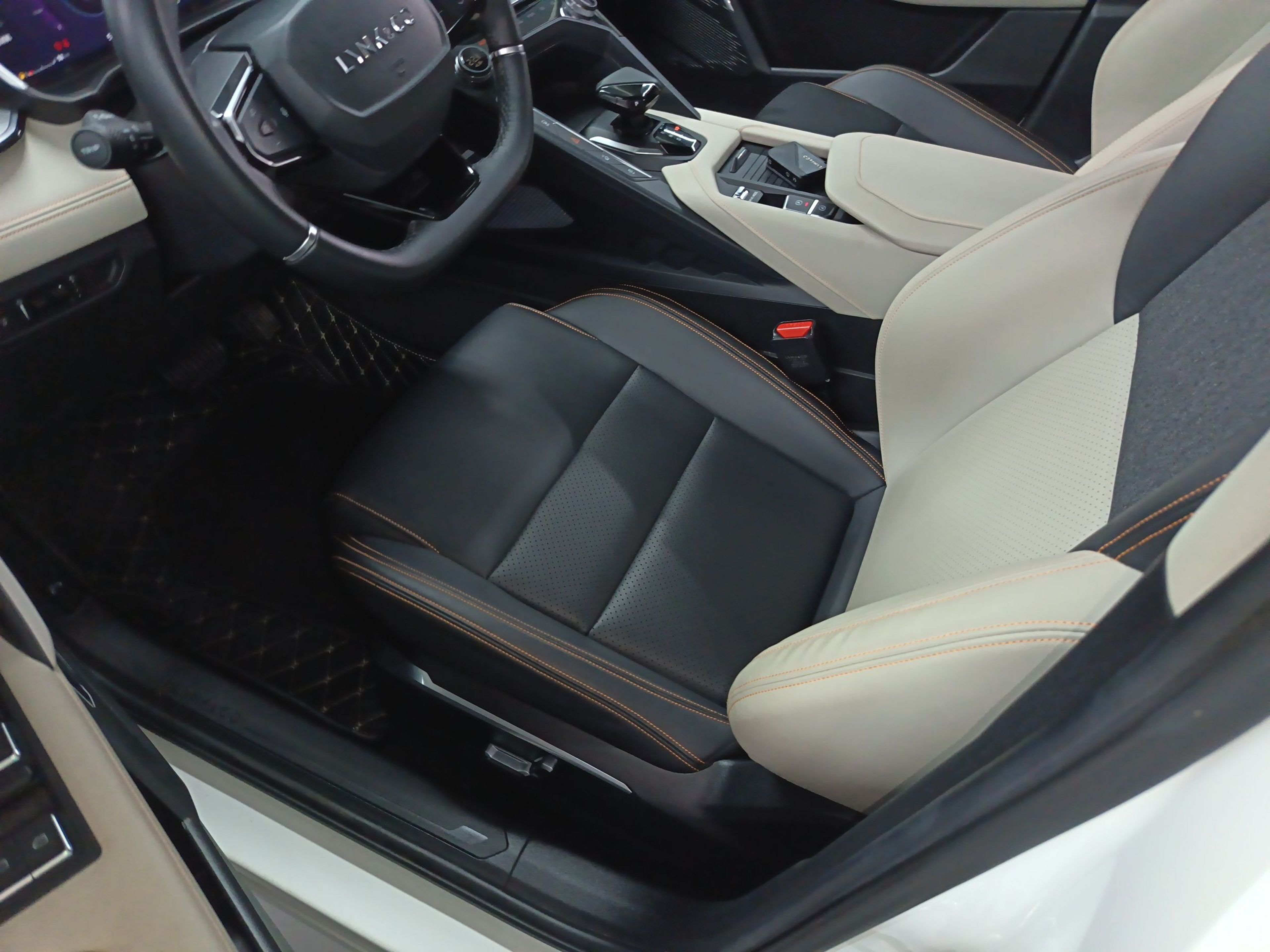 Переднее сиденье в автомобиле