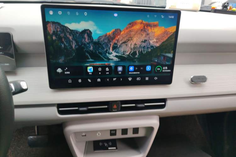 Used Ruichi R5 2025 Model Passenger Vehicle Smart Driving Ultra-Charging Edition, Beyond Type I Audio And AC Panel