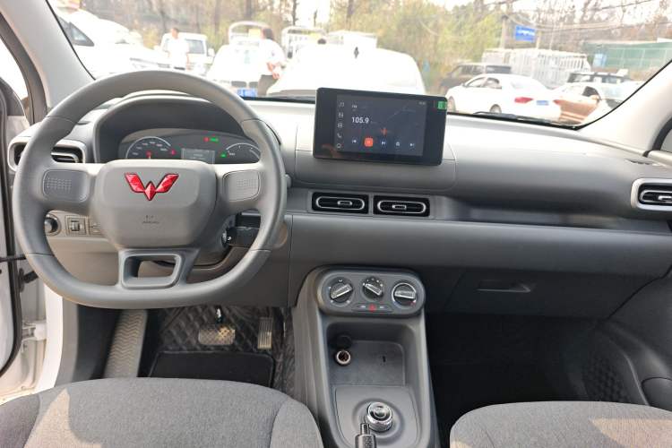 Used Wuling Hongguang New Energy 2025 Extended-Range Hybrid 50KM Comfort Version Center Console