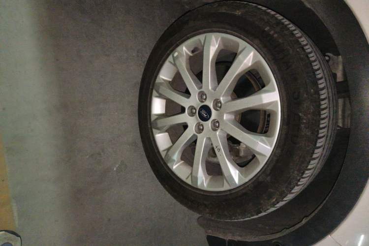 Used Ford Kuga 2015 2.0L GTDi Four-Wheel Drive Prestige Model Right Front Wheel Hub