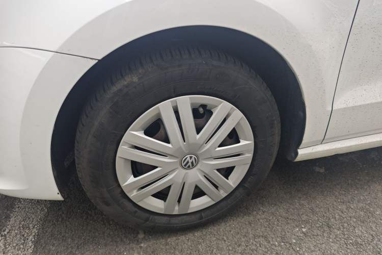 Used Volkswagen Polo 2016 1.4L Manual Fashion Model Left Front Wheel Hub