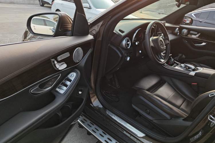 Used Mercedes-Benz GLC 2017 GLC 260 4MATIC Luxury Model
