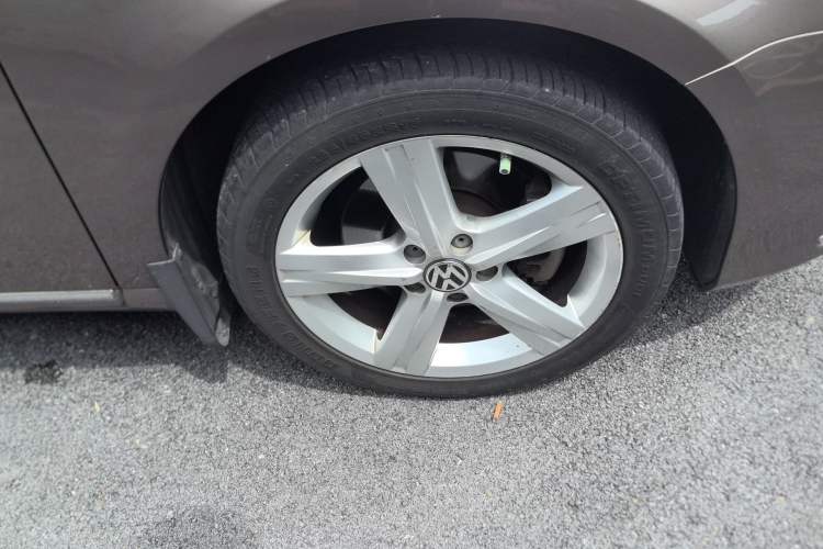 Used Volkswagen Magotan 2016 1.8TSI Luxury Comfort Model Right Front Wheel Hub