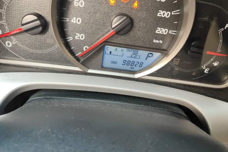 Used Toyota RAV4 2015 2.0L CVT Two-Wheel Drive Fashion Edition Odometer Close Up