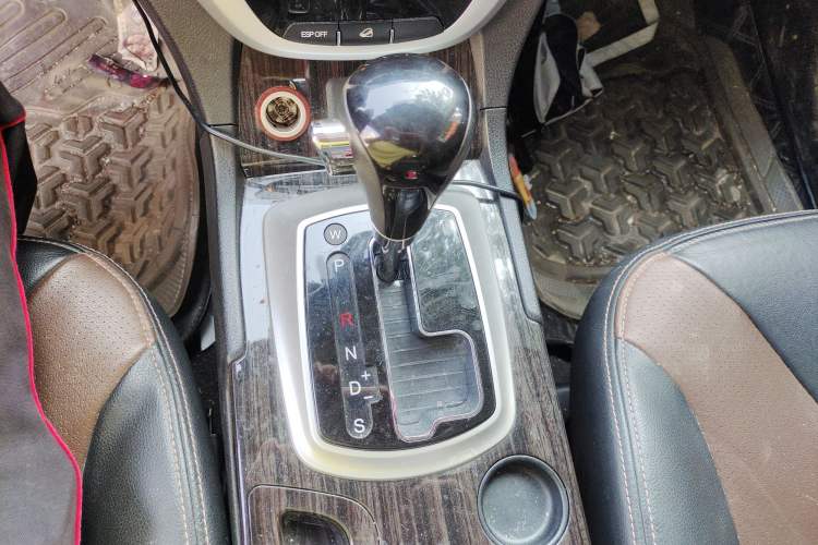 Used GAC Trumpchi GS5 Super 2015 2.0L Automatic Two-Wheel Drive Luxury Navigation Edition Gear Lever