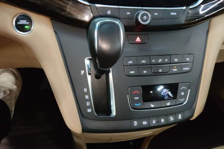 Used Buick GL8 2018 ES 28T Premium Model China VI Standard Gear Lever