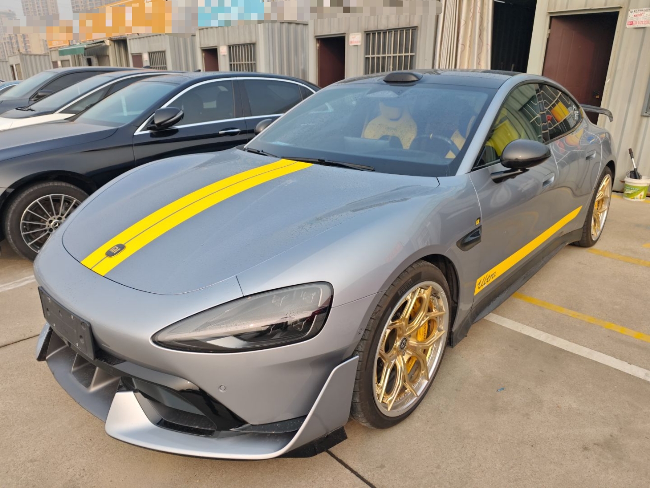 تحت مقدمة السيارة