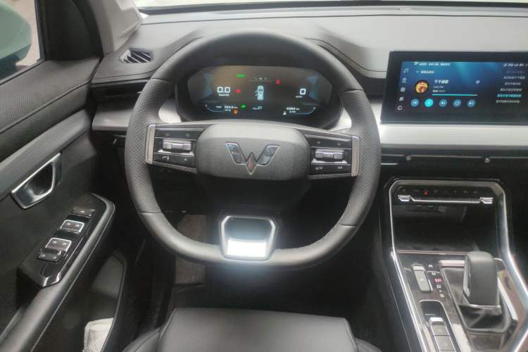 Used Wuling Asta 2022 2.0L DHT Electric-Speed Version
