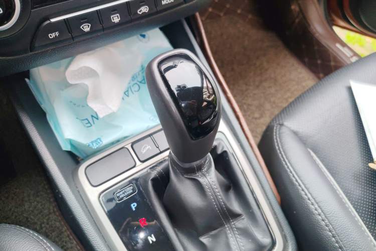 Used Hyundai ix25 2015 1.6L Automatic Two-Wheel-Drive Deluxe DLX Model Gear Lever