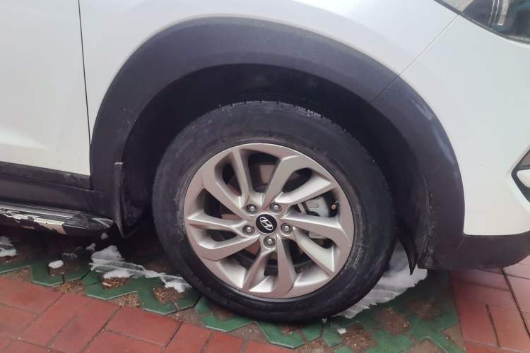 Used Hyundai Tucson 2015 1.6T Dual-Clutch Two-Wheel-Drive Smart Model Right Front Wheel Hub