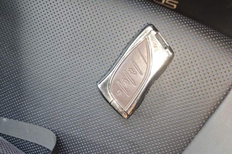 Used Lexus ES 2018 300h Premier Edition China VI Standard Vehicle Key