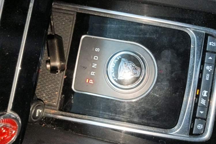 Used Jaguar F-PACE 2020 2.0T Urban Deluxe Edition Gear Lever