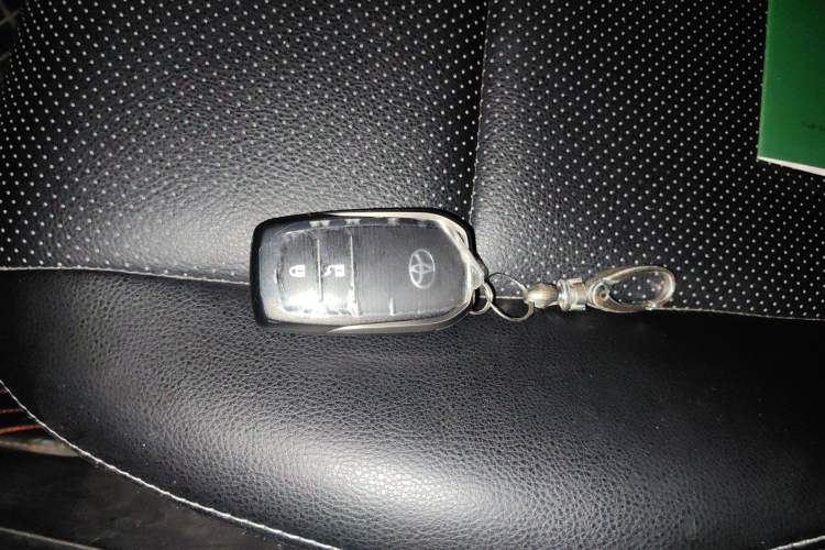 Used Toyota RAV4 2016 2.0L CVT Two-Wheel Drive Fashion Edition China V Standard Vehicle Key