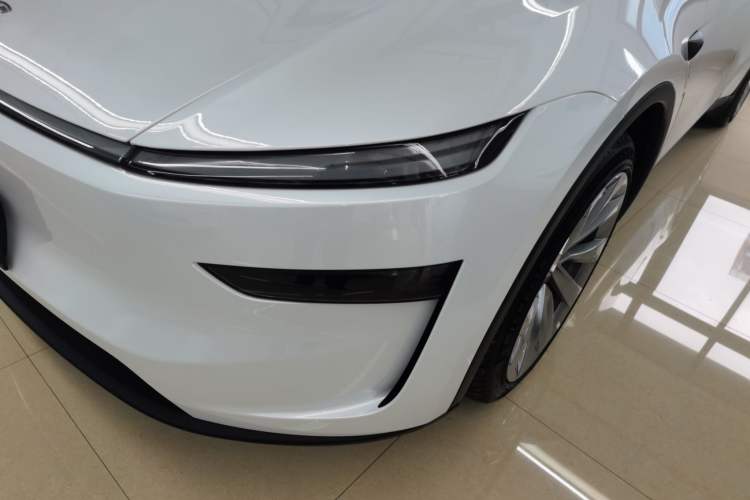 Used Tesla Model Y 2025 Long-Range All-Wheel-Drive Version